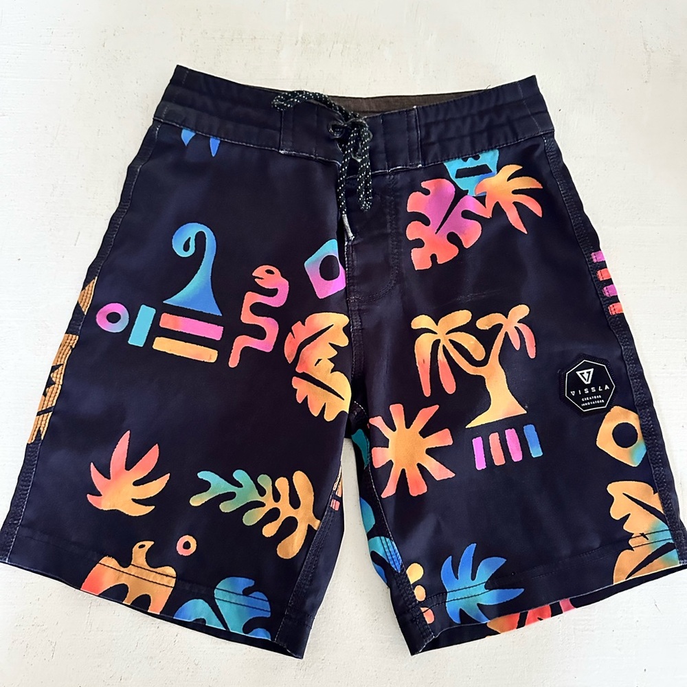 VISSLA boys size 22 Boardshorts
